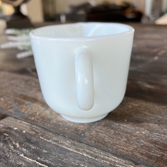 VINTAGE Pyrex milk glass gravy boat - EUC - 1970’s - Picture 2 of 6